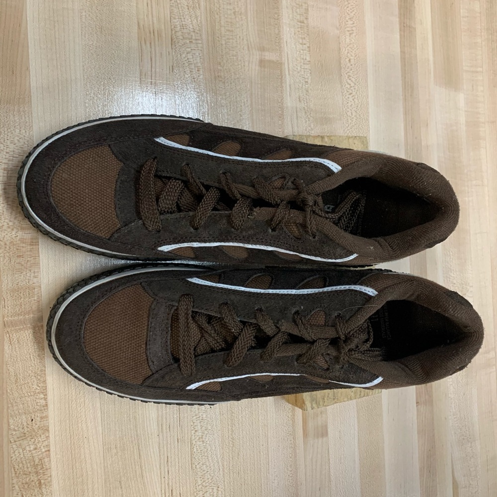 Athletic shoe